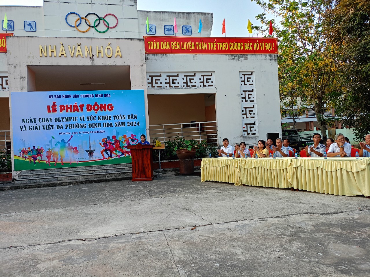 Tham gia cuộc thi chạy Olympic vì sức khỏe cộng đồng