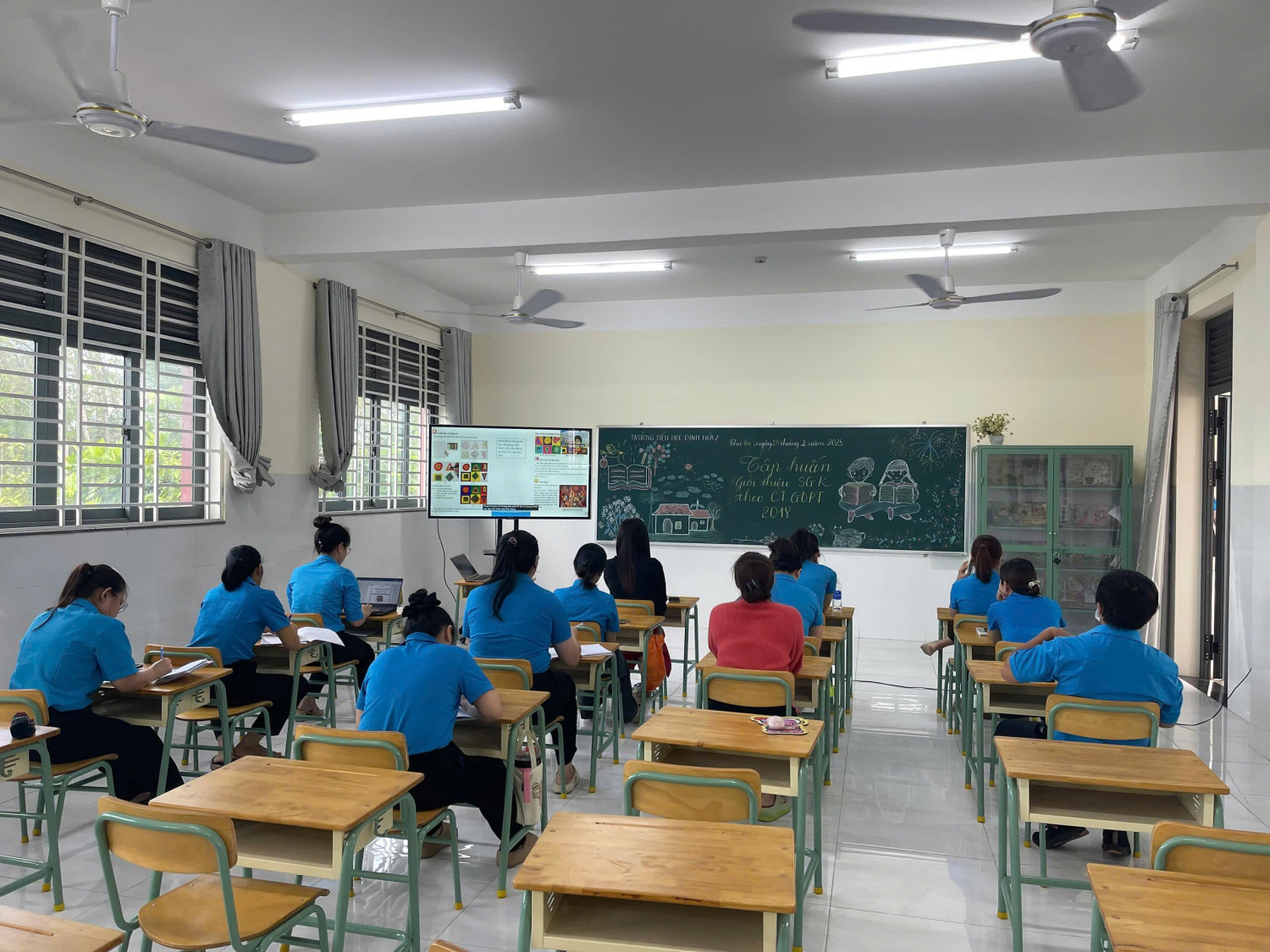 TẬP HUẤN GIỚI THIỆU SÁCH GIÁO KHOA THEO CHƯƠNG TRÌNH GIÁO DỤC PHỔ THÔNG 2018
