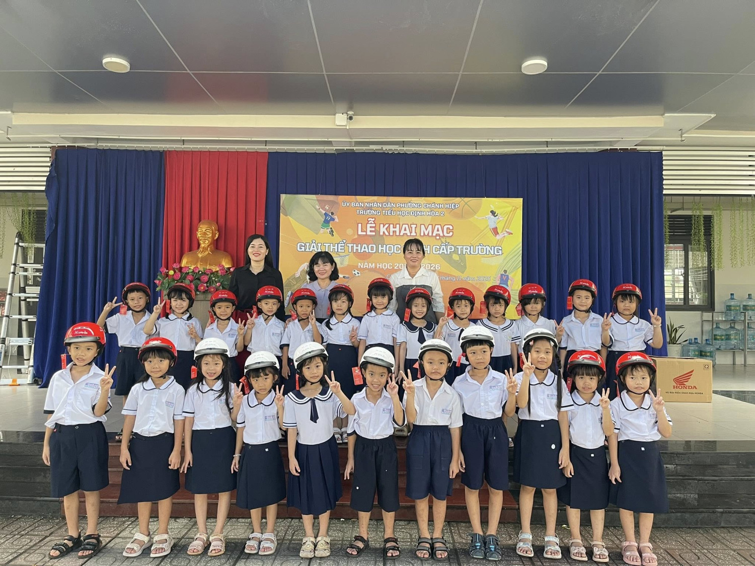 TRAO TẶNG MŨ BẢO HIỂM CHO HỌC SINH LỚP 1 NĂM HỌC 2025-2026