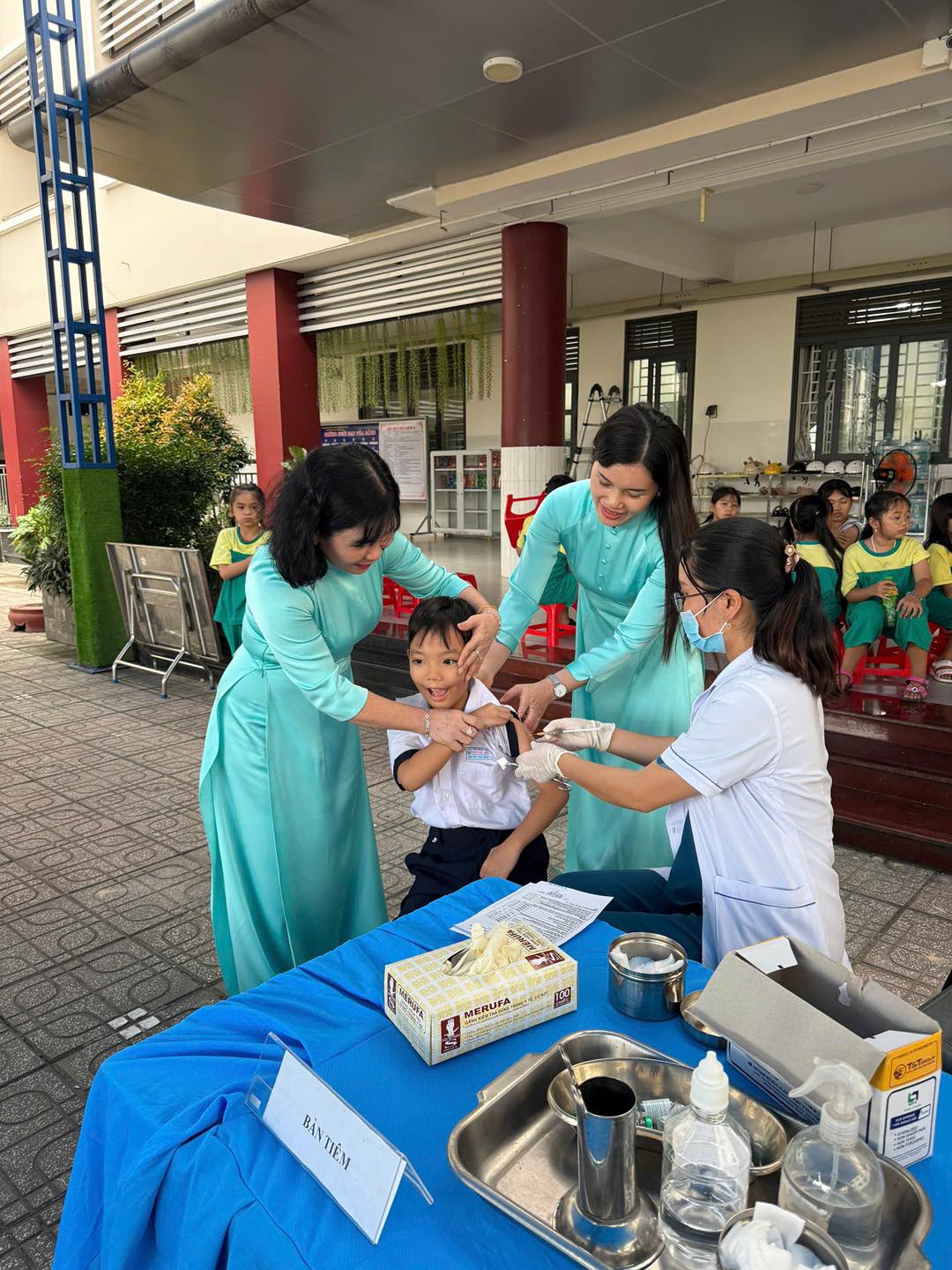 Tiêm vắc xin bạch hầu-uốn ván cho học sinh