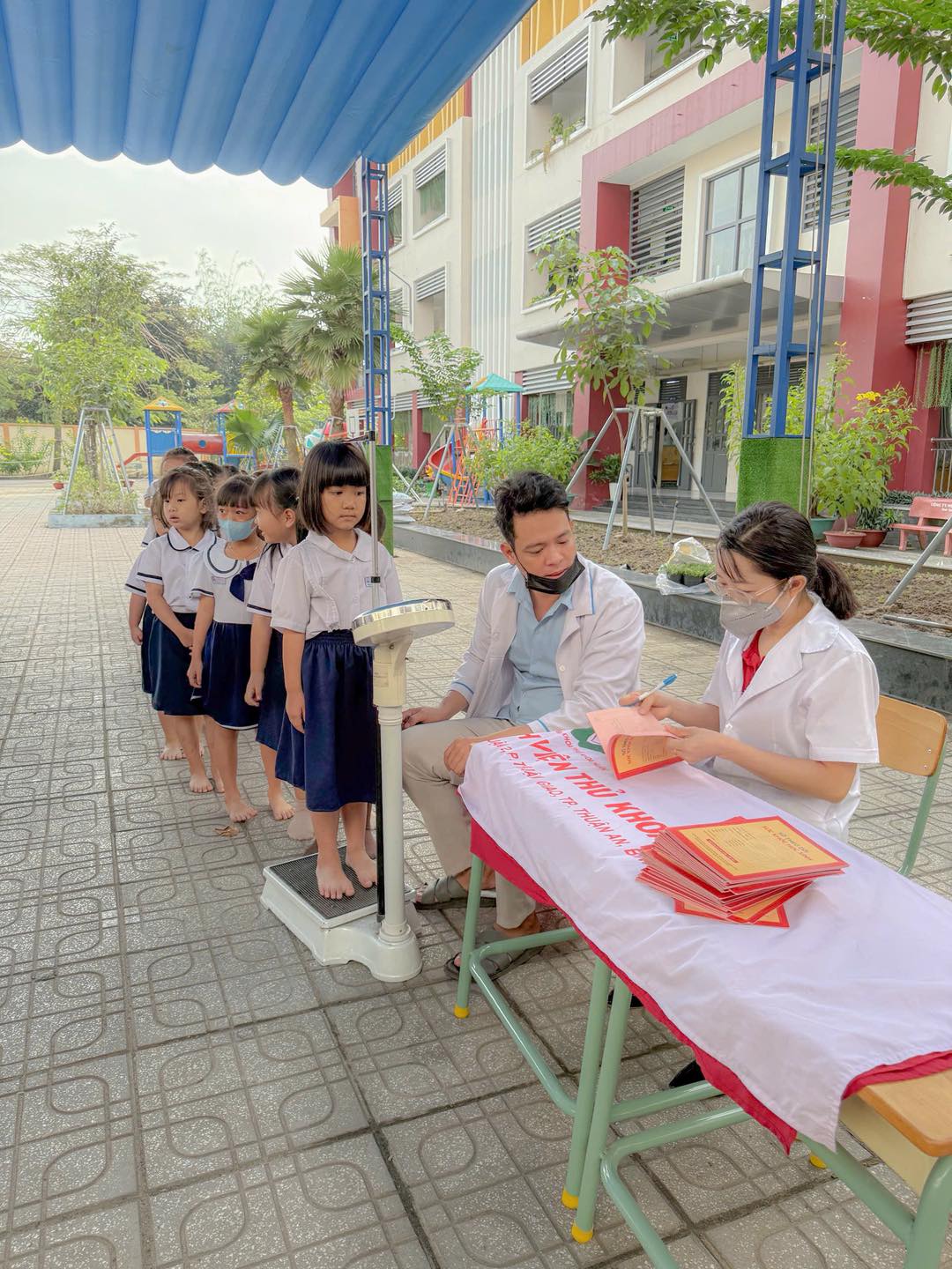 Trường TH Định Hoà 2 tổ chức khám sức khoẻ cho học sinh