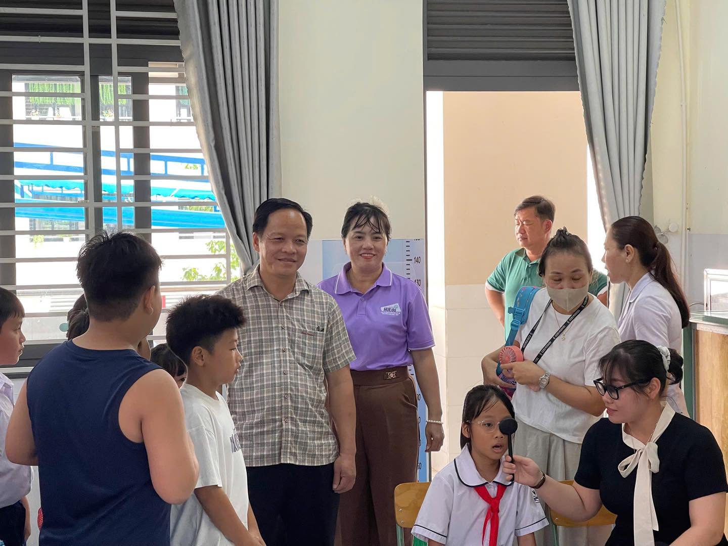 Khám sức khỏe định kỳ cho học sinh Trường Tiểu học Định Hoà 2