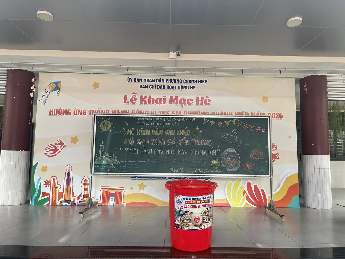 Mô hình “Hũ gạo chia sẻ yêu thương"