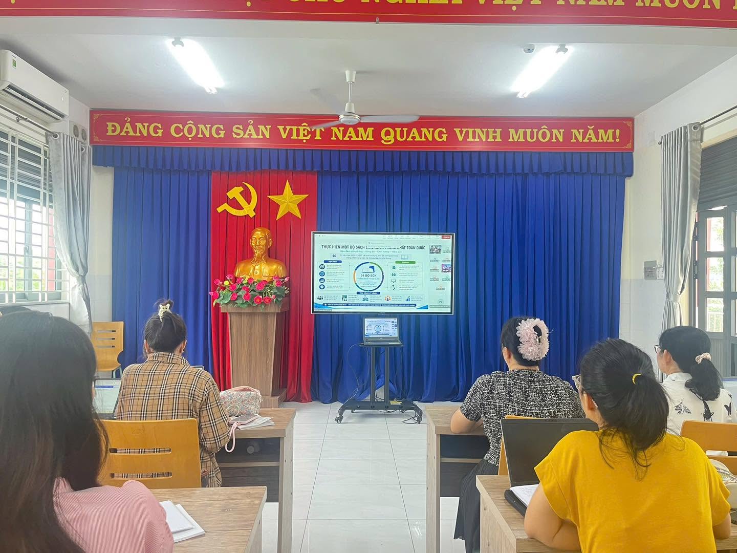 TẬP HUẤN MÔN LỊCH SỬ VÀ ĐỊA LÍ CẤP TIỂU HỌC