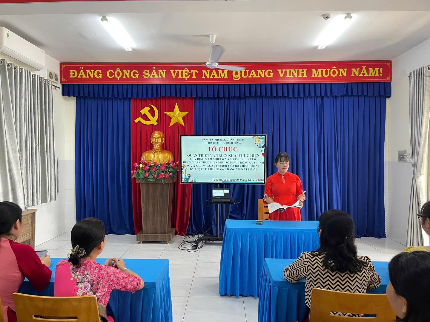 Chi bộ Trường Tiểu học Định Hòa 2 triển khai quy định của Đảng