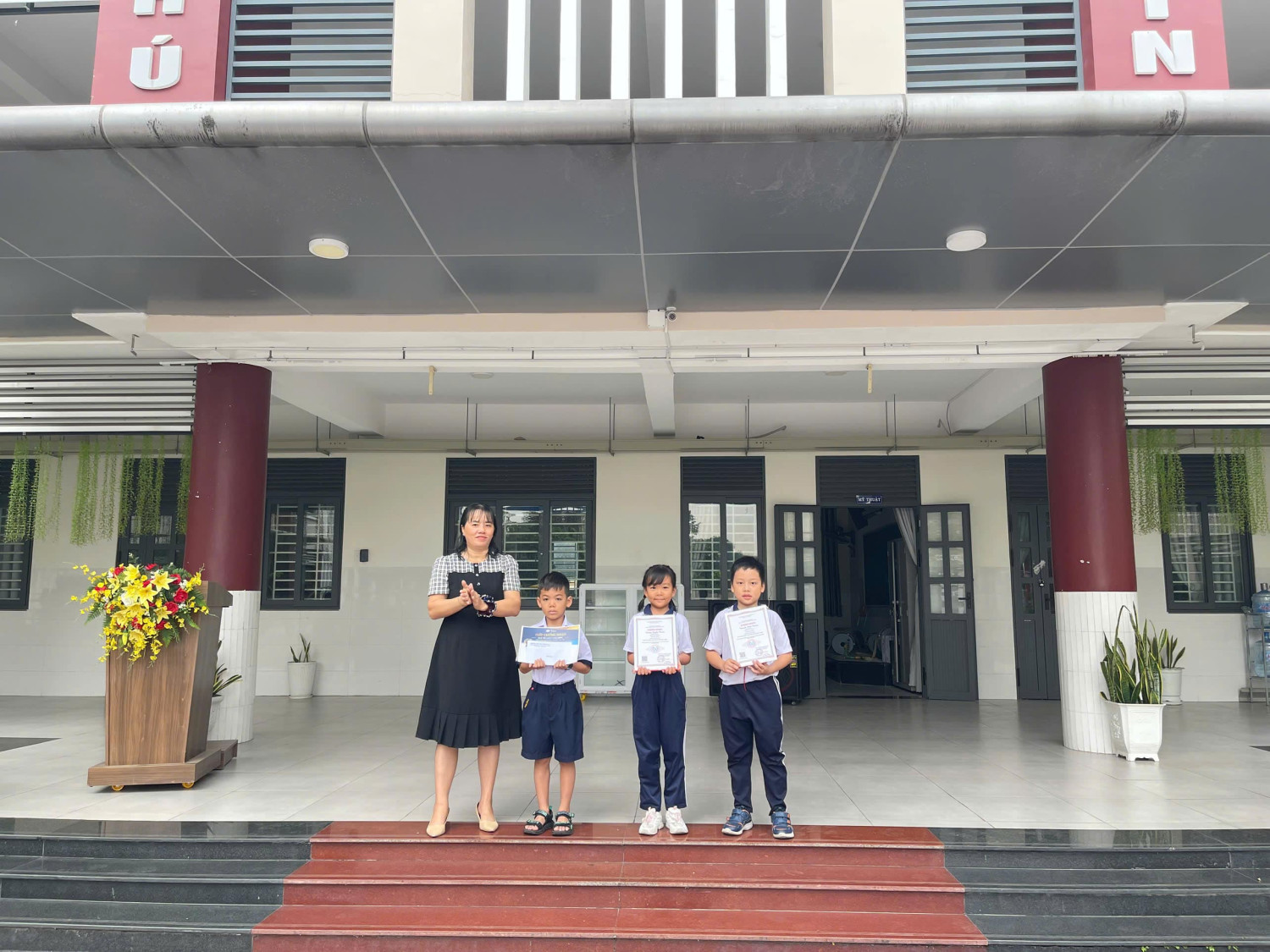 KHEN THƯỞNG ĐỘT XUẤT CHO HỌC SINH
