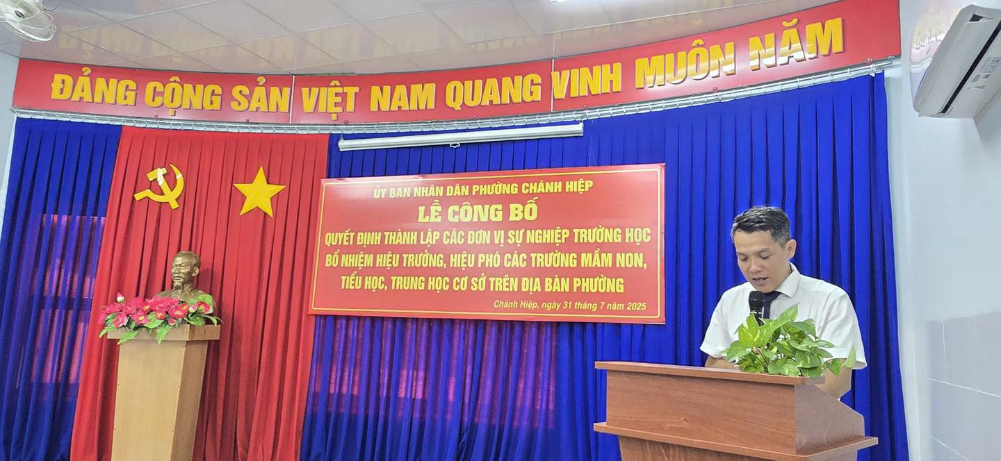 Lễ trao quyết định thành lập trường và bổ nhiệm cán bộ quản lý