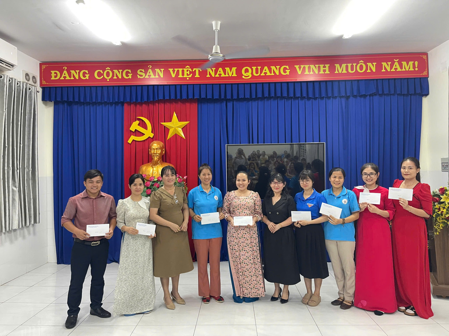 Tuyên Dương Giáo Viên Đạt Thành Tích Xuất Sắc